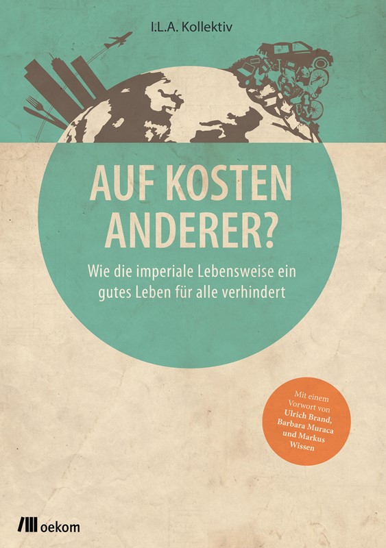 Das Buchcover in Grün und Beige zeigt einen Ausschnitt der Weltkugel mit Europa, darauf Hochhäuser, ein Flugzeug und viele Konsumprodukte, die aber schon zu Müll geworden sind. 