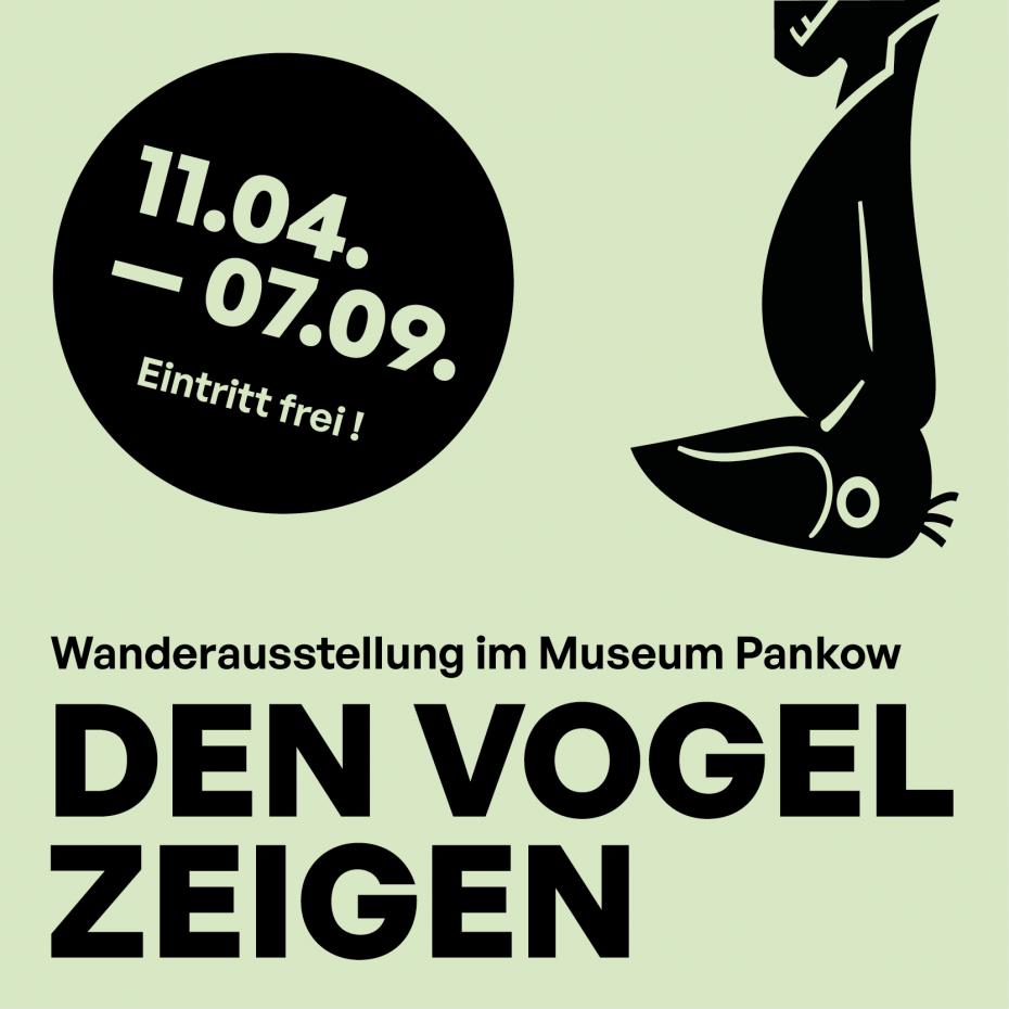 Ausstellungsplakat in Hellgrün, darauf ein schwarzer gezeichneter Rabe und der Ausstellungstitel: Den Vogel zeigen.