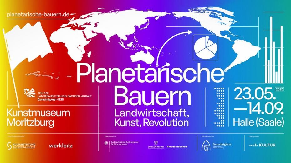 Ausstellungsplakat in Regenbogenfarben mit einer Weltkarte, einer Bauernfahne und ökonomischen Diagrammen, dazu der Ausstellungstitel, alles in weißer moderner Schrift.