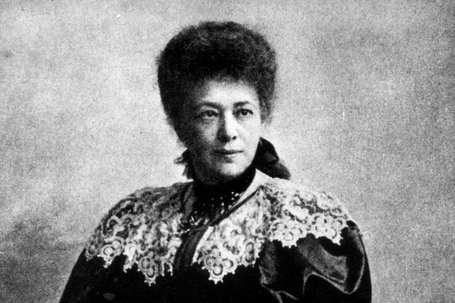 Bertha von Suttner, repräsentativ gekleidet, in einer Porträtaufnahme 