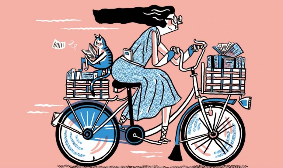 Gezeichnete Radfahrerin im Kleid und mit Brille und wehendem schwarzem Haar, in den Fahrradkörben vorn und hinten sind Bücher, hinten sitzt eine lesende Katze.