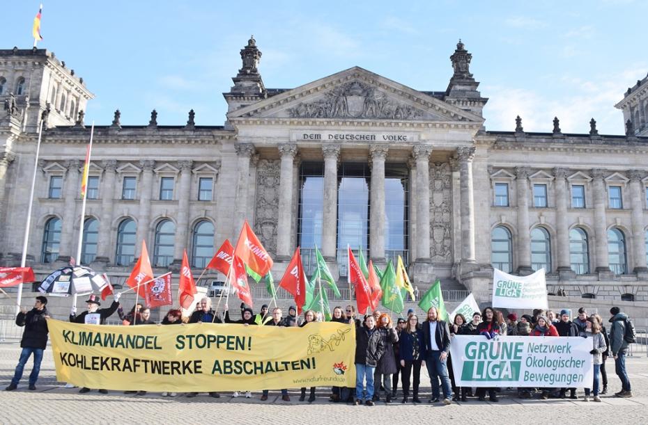 Ein Foto von einer Protest Gruppe vor dem Bundestag, die gegen Kohlekraftwerke.