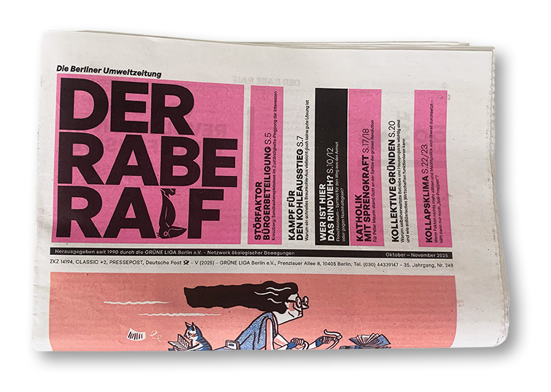 Eine Ausgabe des Raben Ralf liegt gefaltet auf dem Tisch.