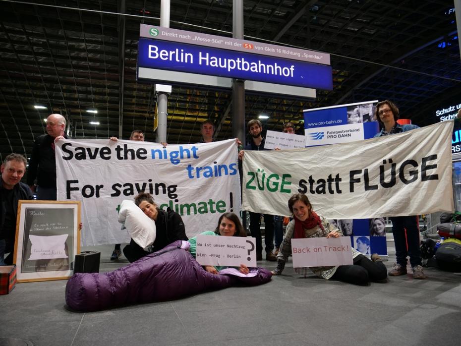 Ein Foto von einen Protest beim Berliner Hauptbahnhof für Nachtzüge statt flüge.