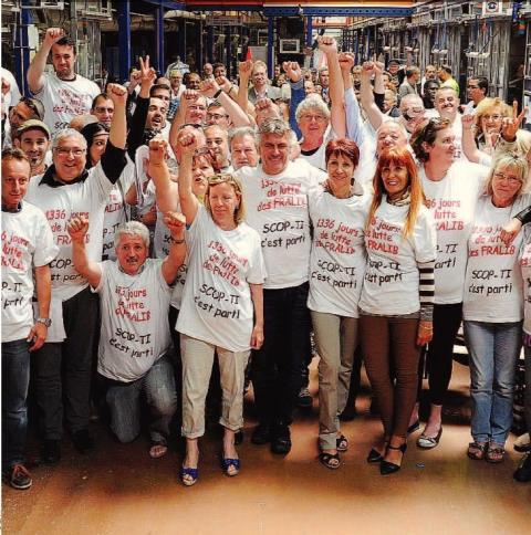 Ein Foto auf den Personen mit weißen T-Shirt und auf den etwas in roter und weißer Schrift steht.