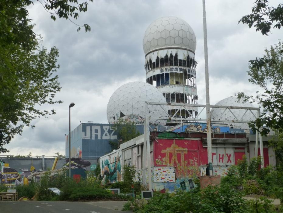 Ein  Foto von der  Ruine der US-Abhörstation auf den Teufelsberg.